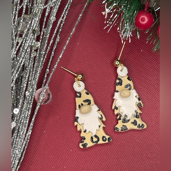 Christmas Gnome Divo Earrings w/ Gift Box - Picture 4 of 5